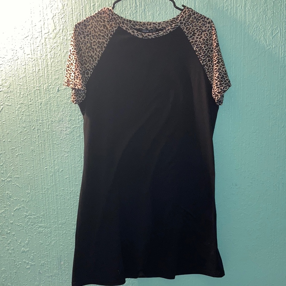 Black and cheetah print shoulders crew neck dress